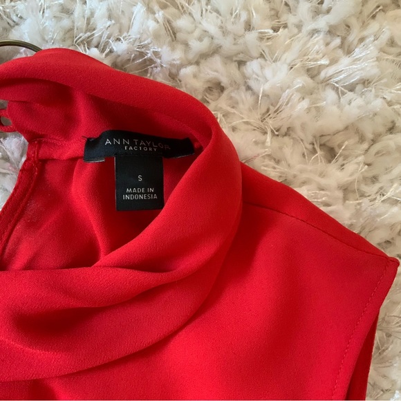 Ann Taylor size small sleeveless blouse. - Picture 2 of 3